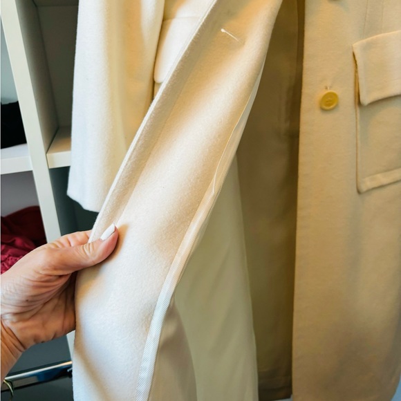 BCBG vintage beautiful winter white classic wool coat. - Picture 3 of 5